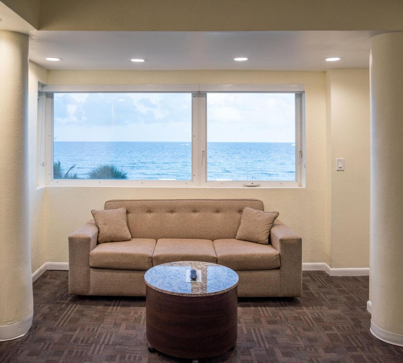 Crystal Beach Suites Miami Oceanfront Hotel Маями Бийч Стая снимка