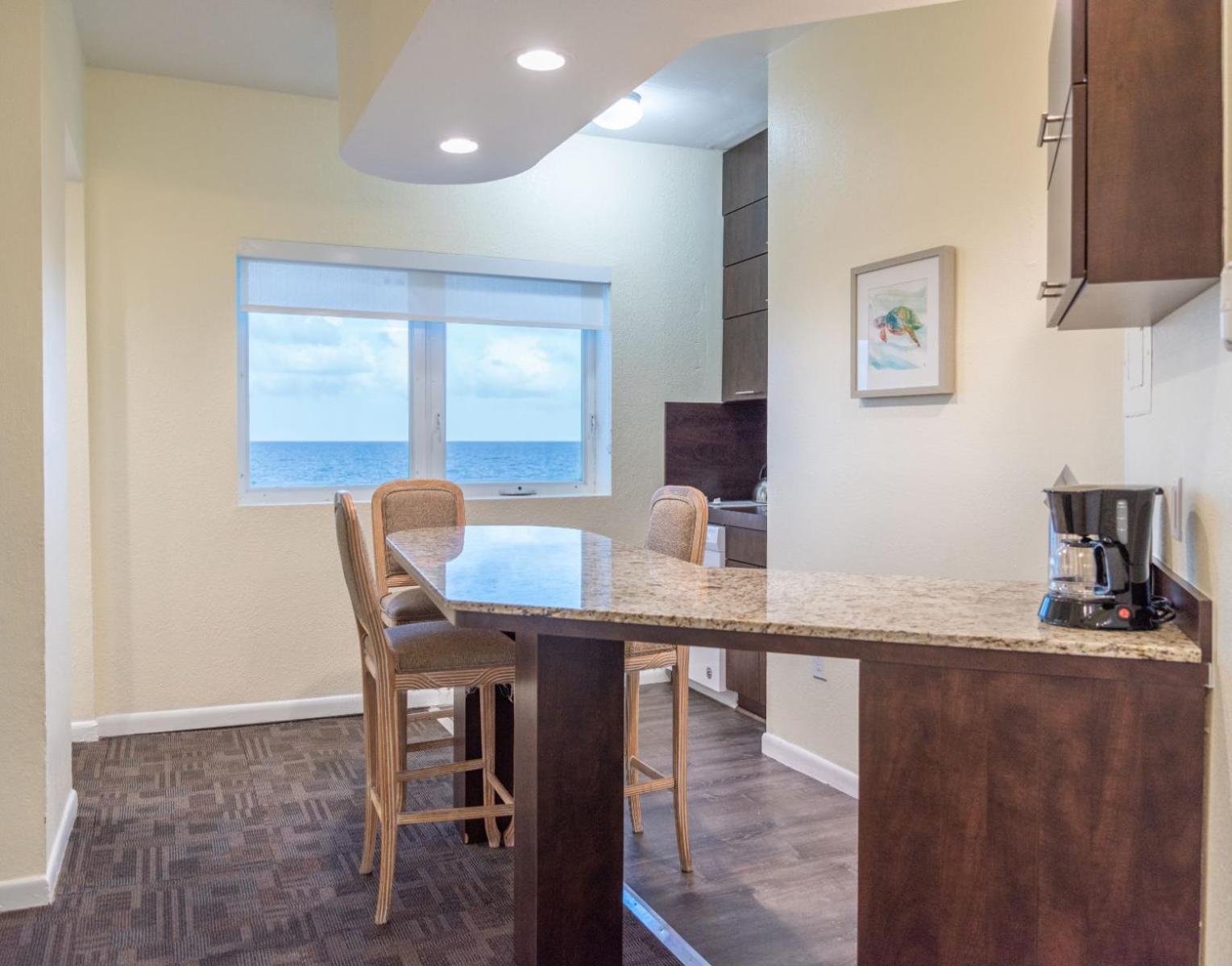 Crystal Beach Suites Miami Oceanfront Hotel Маями Бийч Стая снимка