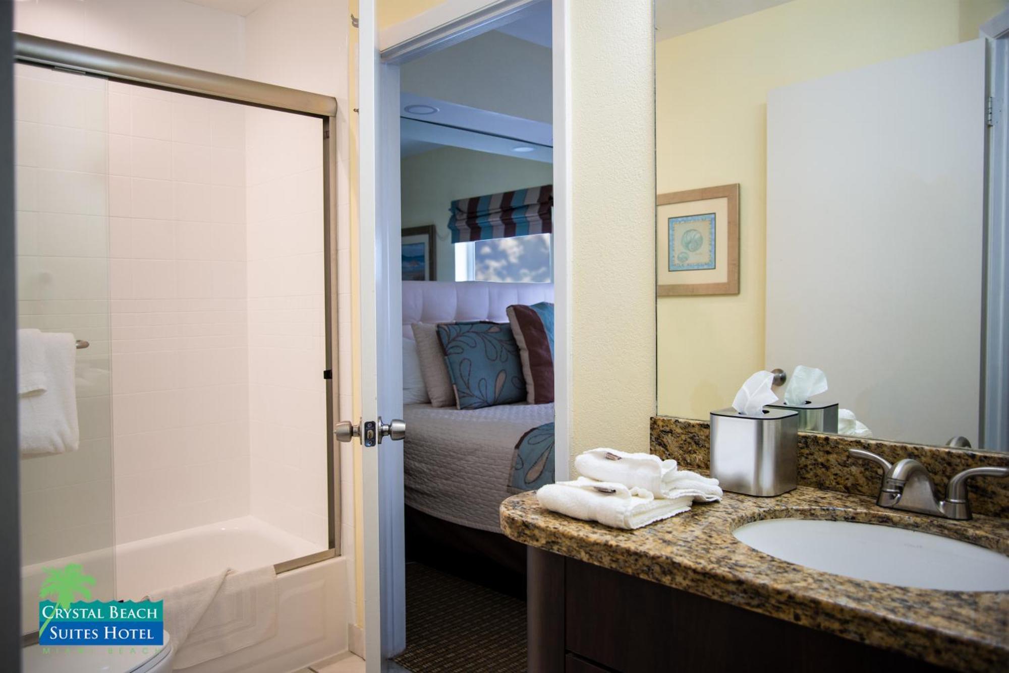 Crystal Beach Suites Miami Oceanfront Hotel Маями Бийч Стая снимка